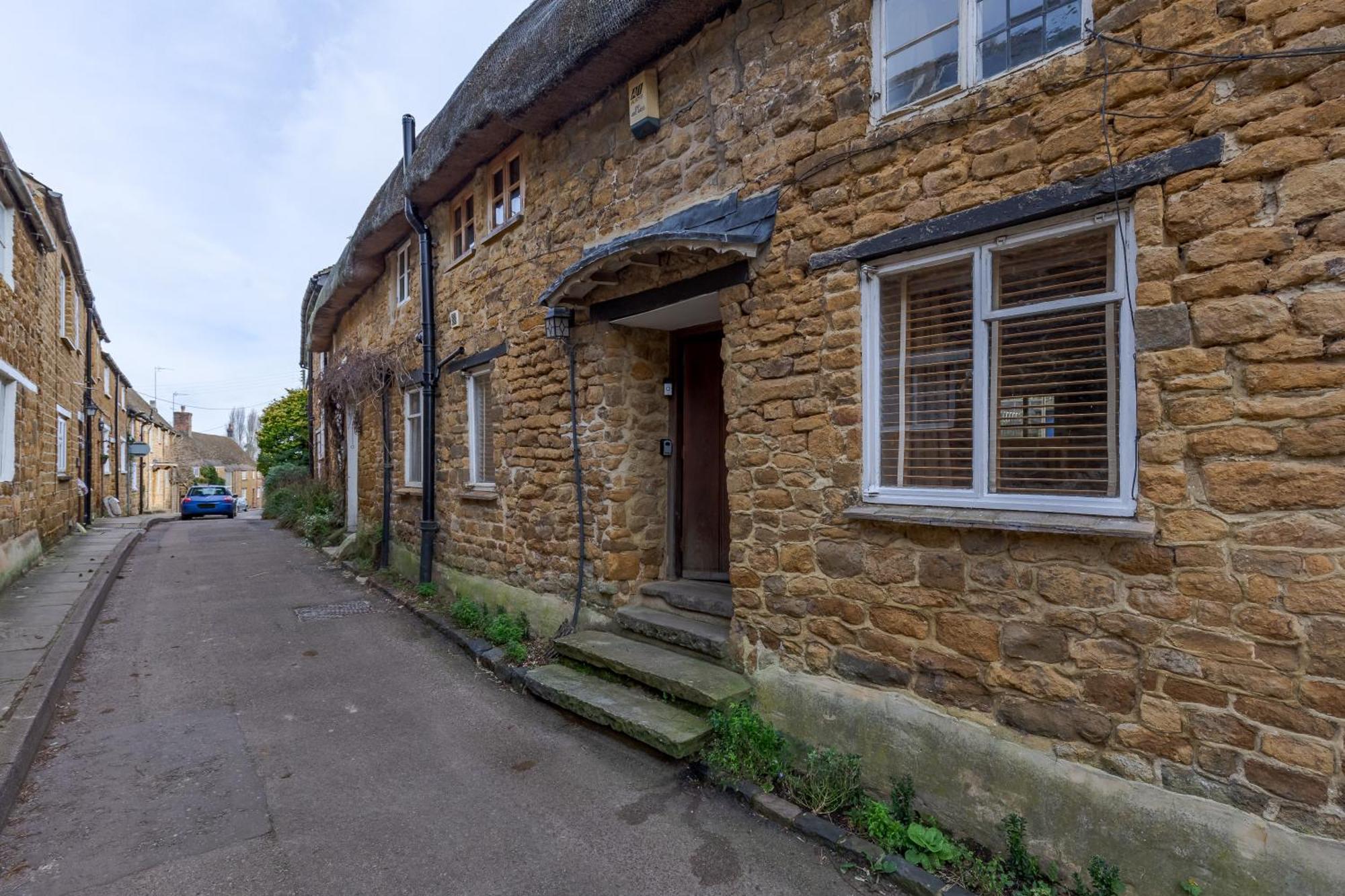14th-century Cosy 3-bed Business