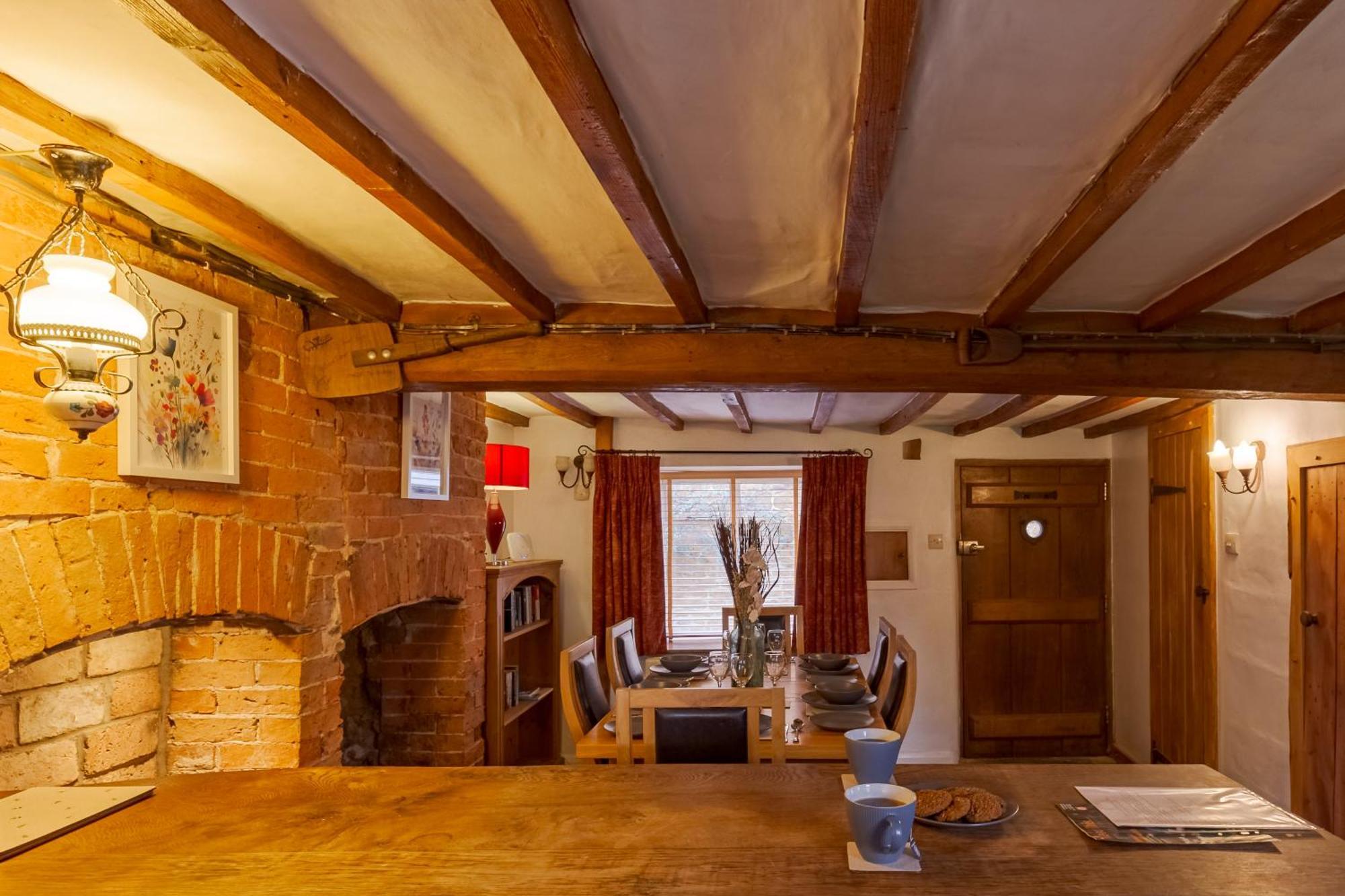 14th-century Cosy 3-bed Business *
