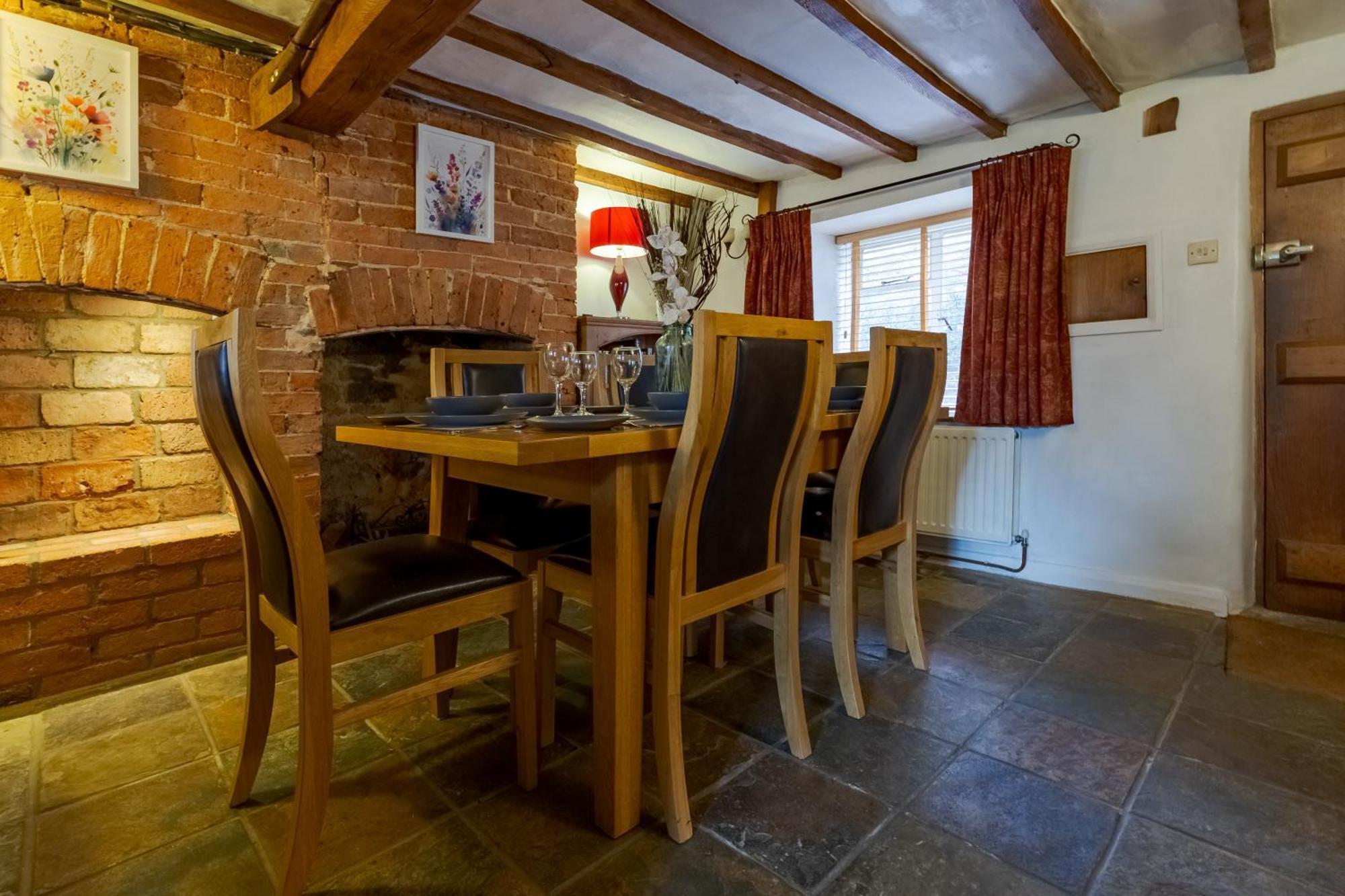 14th-century Cosy 3-bed Business Holiday home