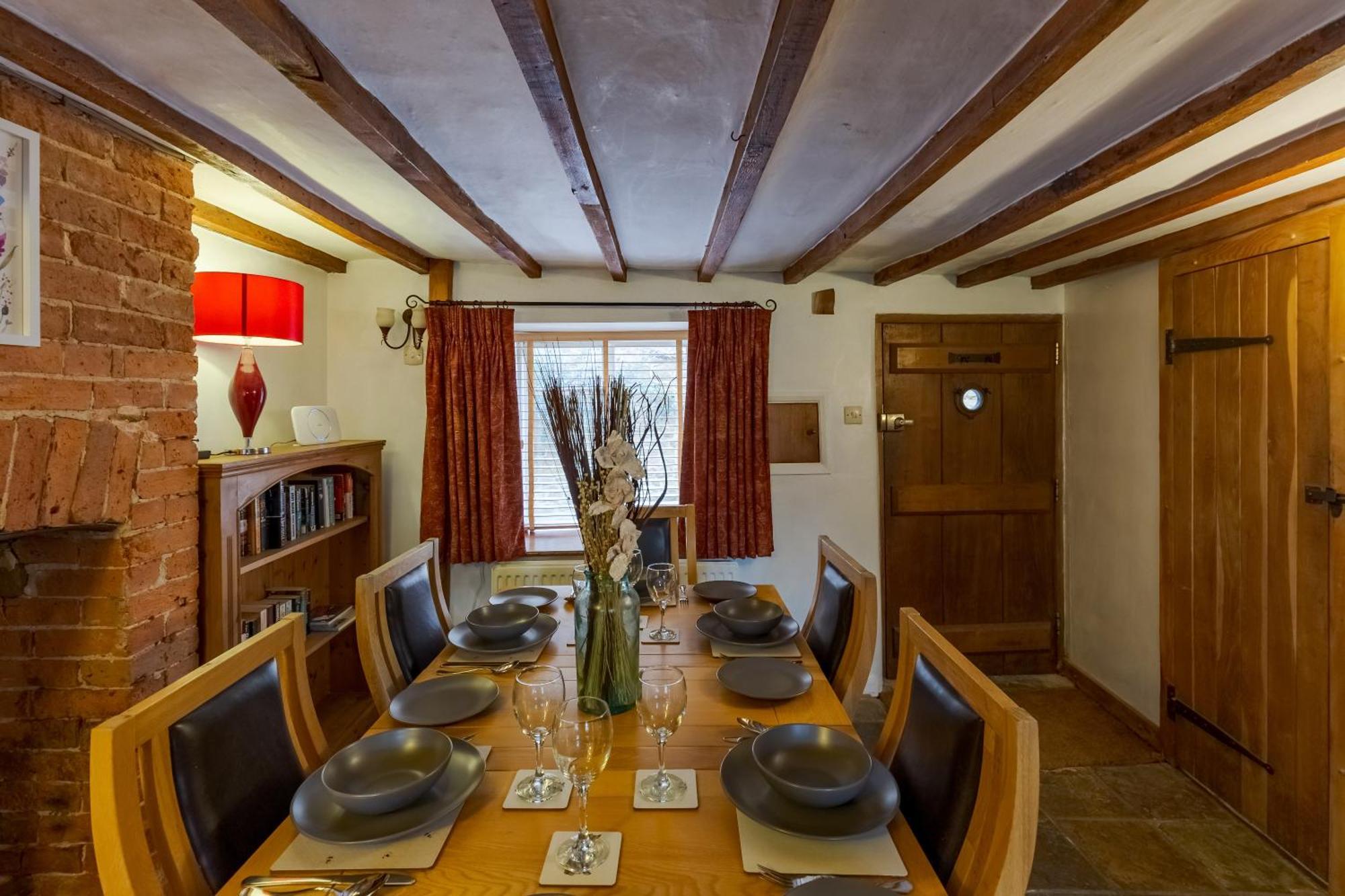 14th-century Cosy 3-bed Business *