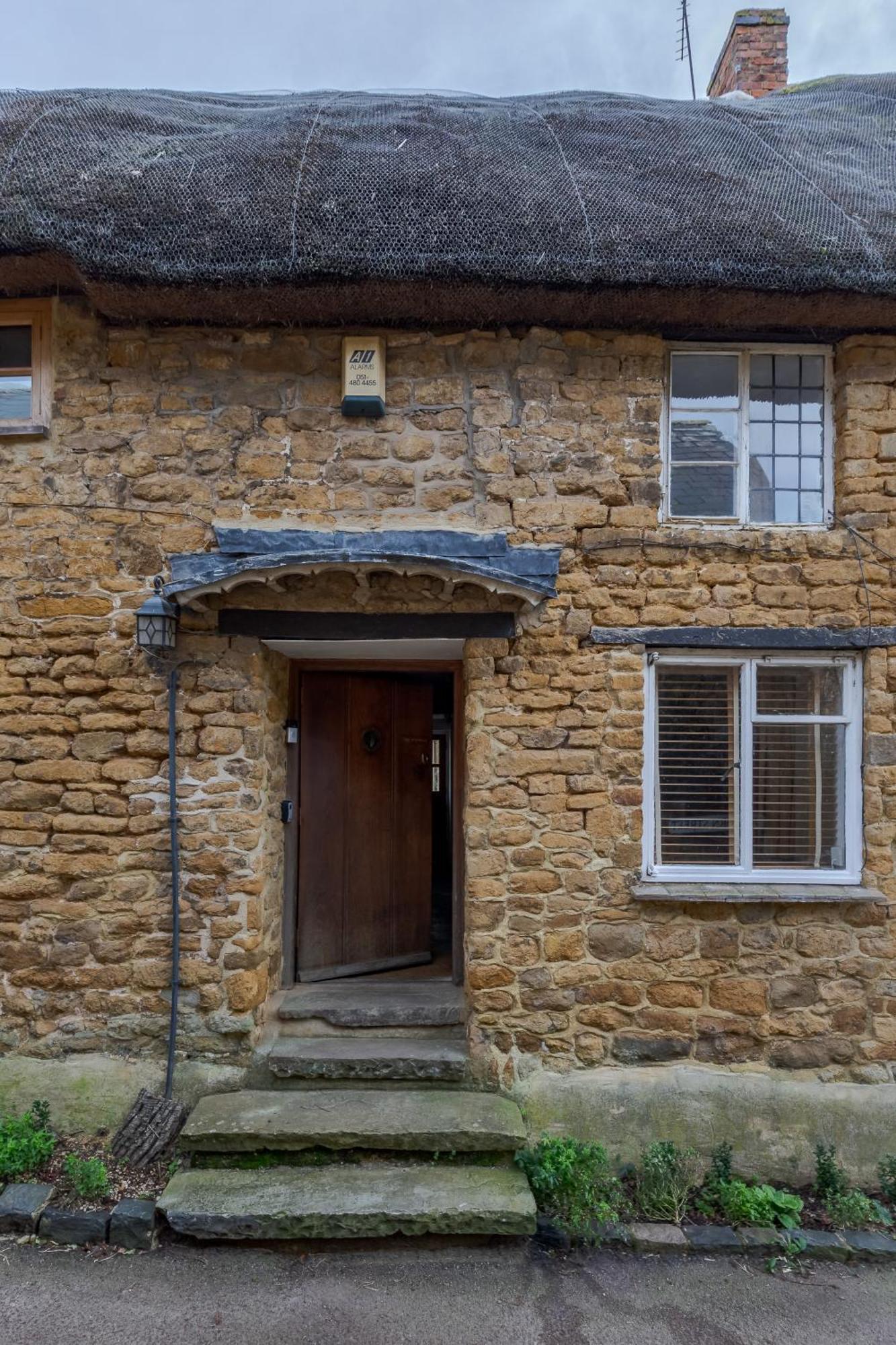 14th-century Cosy 3-bed Business