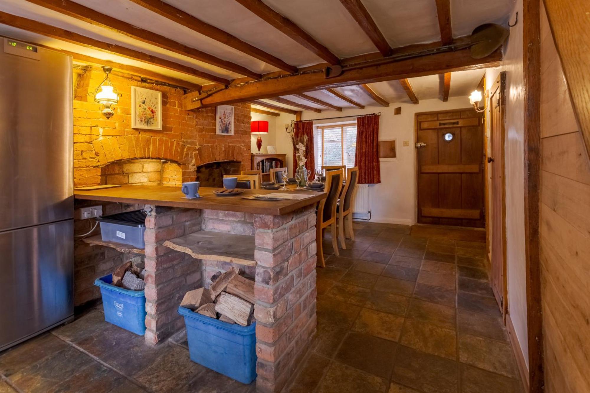 14th-century Cosy 3-bed Business