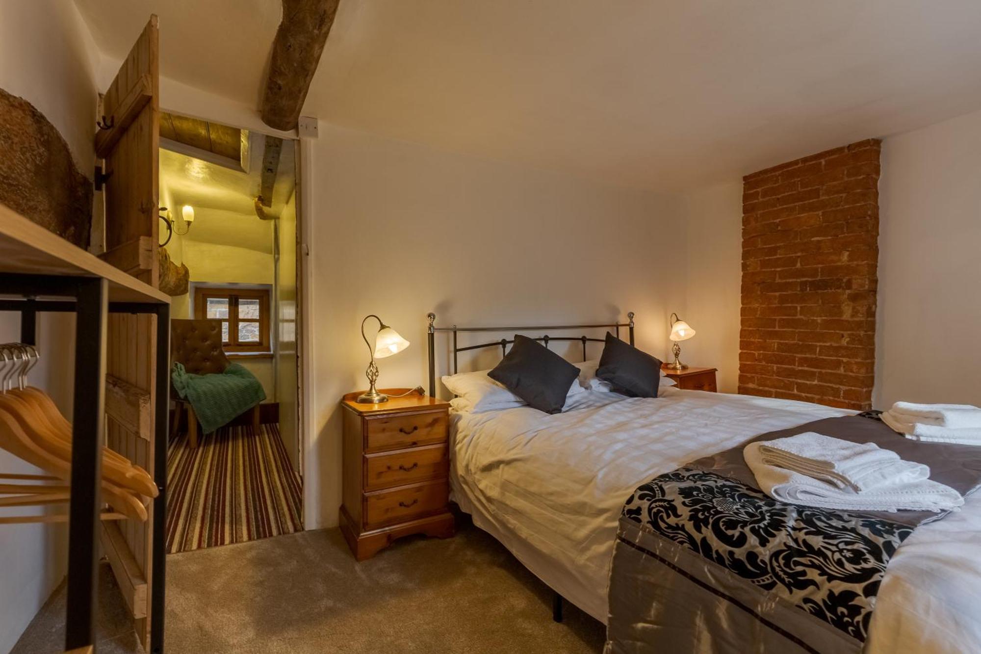 14th-century Cosy 3-bed Business